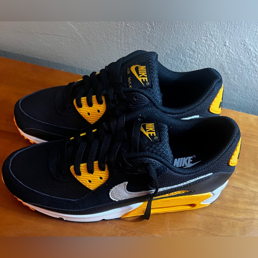 Nike AirMax 90 Black and Gold Athletic Shoes Men’s Size 9.5, Women's Size 8 - Picture 3 of 14